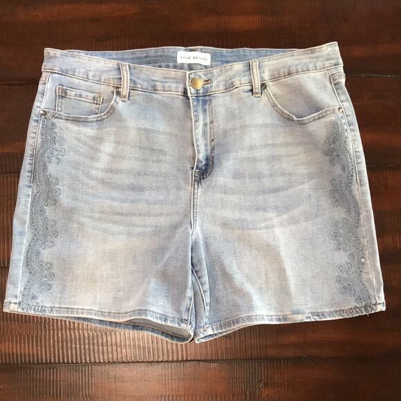 Lane Bryant Size 16 Signature Fit Mid Rise Embroidered Boyfriend Midi Short NICE - Picture 3 of 11